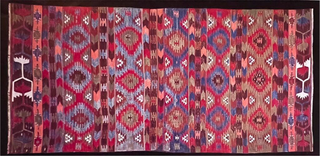 kilims à là palette très spéciale, composée de beaux bleus qui s'allient à des rouges brique et des « terre de Sienne » 