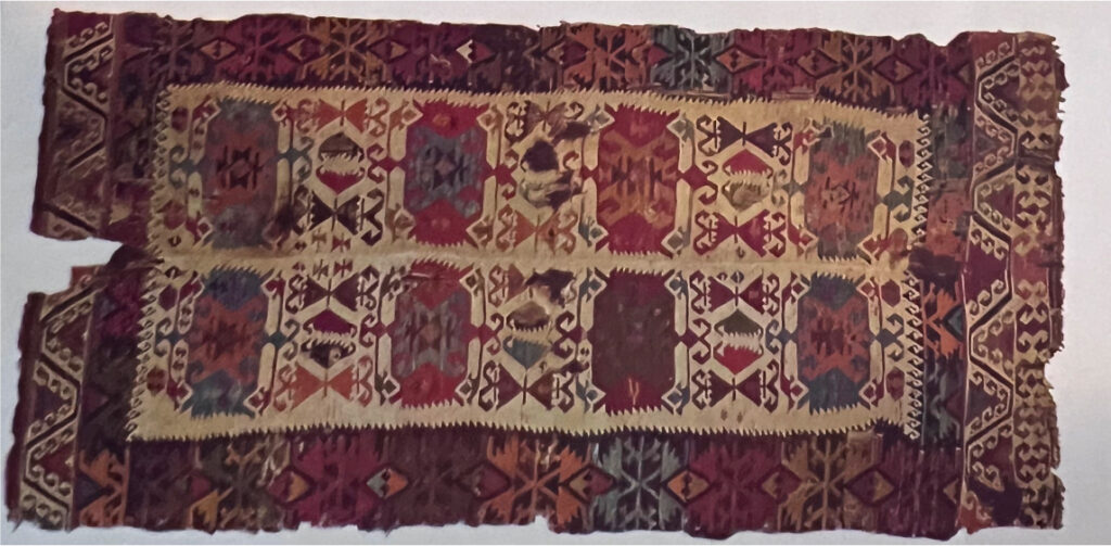 très bel exemple des nombreuses pièces exécutées par le groupe tribal Hotamis. Ce kilim nous offre tout un répertoire des symboles Anatoliens, parmi lesquels le motif du bas représente la déesse-mère puis entre les grands
medaillons une série de dessins dont certains affrontés sont sans doute reliés au culte chamanistique de l'oiseau